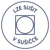 Obrázek obsahuje kruhové logo s textem 'LZE SUŠIT V SUŠIČCE' kolem čtverce obsahujícího kruh, což naznačuje možnost sušit předměty v sušičce.