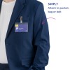 Detailní záběr osoby v modré bundě s připevněnou jmenovkou, na které je napsáno 'JEAN LAMIPU' a následně slovo 'fotograf'. Napravo je textová instrukce navrhující připevnit ji na kapsu, tašku nebo pásek.