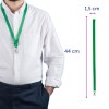 Obrázek zobrazuje osobu, která má kolem krku zelenou šňůrku. Šňůrka má klip a rozměry 44 cm na délku a 1,5 cm na šířku. Osoba je oblečena v bílé košili a námořnických kalhotách.