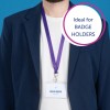 Obrázek zobrazuje osobu v námořnickém saku a bílém tričku. Kolem krku visí držák na jmenovku se jménem 'Melvin Dopper' a titulem 'Designer', připevněný fialovou šňůrkou. Pozadí je modré a je na něm grafika s nápisem 'Ideální pro DRŽÁKY NA JMENOVKY.'