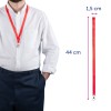 Obrázek ukazuje osobu, která má kolem krku červenou šňůrku přes bílou košili, přičemž je uvedena délka a šířka šňůrky. Šňůrka má kovovou sponu.