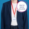 Obrázek ukazuje osobu v námořnicky modrém saku s bílou košilí pod ním. Na krku mají červenou šňůrku, na které visí odznak s nápisem 'MELVIN DOPPER, Designer.' Pozadí je v jednolité modré barvě. Bublina s textem naznačuje, že tento předmět je 'Ideální pro DRŽITELE ODZNAKŮ.'