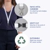 Obrázek zobrazuje lanyard s otočnou kovovou karabinou a bezpečnostním klipem, navržený pro připevnění jmenovek a klíčů. Je také zdůrazněno, že je udržitelný, protože je vyroben z recyklovaných plastových lahví PET.
