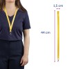 Obrázek zobrazuje osobu v námořnickém tričku s kolem krku žlutým páskem. Pásek má podrobné rozměry: 44 cm na délku a 1,5 cm na šířku.