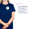 Obrázek zobrazuje osobu oblečenou v tmavě modrém tričku s nalepovací jmenovkou, na které je napsáno 'B. Carlos ŘEDITEL MARKETINGU'. Text napravo zdůrazňuje nalepovací vlastnost, kladoucí důraz na její spolehlivost a odstranění bez zanechání zbytků.