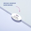 Obrázek zobrazuje balení 200 samolepicích jmenovek od Avery, na němž je příklad jmenovky se jménem B. Carlos a titulem Marketingový ředitel.