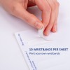 Obrázek ukazuje ruku, která odlepí náramek z listu obsahujícího deset náramků. List je označen informacemi o tisknutí vlastních náramků.