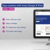 Obrázek představuje software Avery Design & Print, který zdůrazňuje kroky pro vytváření personalizovaných štítků, odznaků nebo karet pomocí specifického kódu. Proces zahrnuje zadání kódu softwaru, výběr nebo vytvoření návrhu a tisk s hromadnou korespondencí.