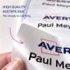 Obrázek ukazuje detailní pohled na štítek vyrobený z vysoce kvalitního acetátového hedvábí. Obsahuje slovo 'Avery' a jméno 'Paul Meyer', což zdůrazňuje, že těsně přiléhá k oděvu.