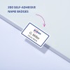 Obrázek ukazuje samolepící jmenovku od Avery, na které je napsáno 'G. Miller' a 'SOCIAL MEDIA', s pozadím odhalujícím množství 200 jmenovek.