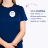 Obrázek zobrazuje osobu s modrým tričkem a samolepicím jmenovkou s nápisem 'B. Carlos, ředitel marketingu.' Text zdůrazňuje, že jmenovka spolehlivě drží na oblečení a lze ji snadno odstranit bez zanechání zbytků.