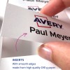 Obrázek zobrazuje ruku držící bílou kartu s vytištěným jménem 'Paul Meyer' vedle loga 'Avery'. Karta je popisována jako vložka vyrobená z vysoce kvalitního papíru s hladkými hranami.