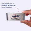 Obrázek ukazuje ruku držící jmenovku označenou 'Avery' se jménem 'Paul Meyer', což naznačuje, že je součástí sady 20 štítků v moderní antracitové barvě, měřících 70 x 30 mm.