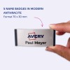 Obrázek ukazuje osobu držící jmenovku s nápisem 'Avery Paul Meyer', která zobrazuje pět jmenovek v moderní antracitové barvě o rozměrech 70 x 30 mm.