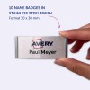 Obrázek ukazuje ruku držící jmenovku z nerezové oceli. Jmenovka obsahuje jméno 'Paul Meyer' a logo 'Avery'. Uvádí, že produkt obsahuje 10 jmenovek s rozměry 70 x 30 mm.