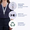 Obrázek zobrazuje květovaný řemínek s označenými funkcemi, včetně otočné karabiny z kovu, bezpečnostního klipu a informace o tom, že je vyroben z recyklovaných PET plastových lahví.