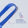 Obrázek zobrazuje modrou stužku se zubatým vzorem, označenou jako udržitelná. Naznačuje, že je vyrobena z recyklovaného polyesteru rPET pocházejícího z plastových lahví.