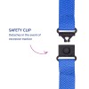 Obrázek ukazuje bezpečnostní klip s modrým popruhem, navržený tak, aby se při nadměrném tahu oddělil, čímž zvyšuje bezpečnost.