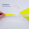 Obrázek ukazuje ruku, která drží žlutý pruh odolný proti roztržení, s textem 'TEARPROOF' a 'Vydrží několik dnů', zdůrazňujícím jeho trvanlivost.