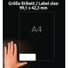 Obrázek zobrazuje ruku umístěnou vedle vodítka pro velikost štítku, které udává rozměry 99,1 x 42,3 mm. Štítek je definován v obrysu velikosti A4 na tmavém pozadí.
