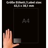 Obrázek ukazuje ruku vedle štítku s rozměry 63,5 x 38,1 mm, což naznačuje, že se jedná o štítek formátu A4.