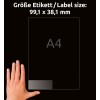 Obrázek zobrazuje ruku držící štítek určený pro formát A4, o rozměrech 99,1 x 38,1 mm. Velikost a rozměry štítku jsou zřetelně zobrazeny na černém pozadí.