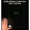 Obrázek zobrazuje ruku ležící na černém povrchu vedle štítku formátu A4 s rozměry 35,6 x 16,9 mm, který je výrazně zobrazen.