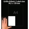Obrázek zobrazuje ruku vedle bílého štítku s rozměry 99,1 x 139 mm, označeného jako formát A4. Pozadí je tmavé.
