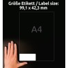 Obrázek ukazuje ruku vedle diagramu velikosti štítku s rozměry 99,1 x 42,3 mm, označeného jako A4, s černým pozadím.
