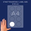 Obrázek zobrazuje arch štítků velikosti A4 s kruhovými štítky o průměru 65 mm, doprovázenou rukou pro měřítko.