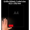 Obrázek zobrazuje ruku vedle listu s etiketami o velikosti A4, přičemž nahoře jsou uvedeny rozměry 63,5 x 29,6 mm. Červená etiketa je zvýrazněna v dolním rohu.