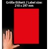 Obrázek ukazuje červený obdélníkový štítek nebo papír s rozměry 210 x 297 mm, vedle kterého je pro porovnání velikosti položená ruka. Pozadí je černé.