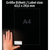 Obrázek zobrazuje ruku, která drží průhledný štítek s textem udávajícím velikost štítku 63,5 x 29,6 mm, vedle odkazu na formát papíru A4.