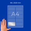 Ruka vedle listu A4 ukazujícího mřížku štítků 96 × 50,8 mm s jedním stříbrným štítkem?