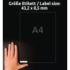 Obrázek ukazuje ruku vedle specifikace rozměru na štítku, která uvádí rozměry A4 (43,2 x 8,5 mm) na tmavém pozadí.