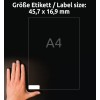 Obrázek zobrazuje ruku držící průhlednou etiketu na tmavém pozadí, s uvedenou velikostí etikety 45,7 x 16,9 mm, s výrazně zobrazeným nápisem 'A4'.