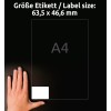 Obrázek ukazuje ruku vedle vodítka etiket označujícího velikost etikety s rozměry 63,5 x 46,6 mm označenými na pozadí listu formátu A4.