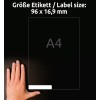 Obrázek zobrazuje ruku vedle grafiky štítku s rozměry 96 x 16,9 mm. Štítek je umístěn ve vztahu k listu formátu A4 a je prezentován na tmavém pozadí.