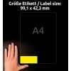 Obrázek zobrazuje etiketu o rozměrech 99,1 x 42,3 mm vedle papíru formátu A4, s rukou ukazující umístění etikety.