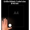 Obrázek zobrazuje ruku vedle papíru formátu A4, což označuje velikost štítku o průměru 40 mm. Pozadí je tmavé a velikost štítku je jasně označena.