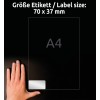 Obrázek ukazuje ruku vedle štítku velikosti A4 s rozměry 70 x 37 mm, s černým pozadím.