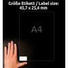 Obrázek ukazuje ruku vedle dokumentu velikosti štítku. Velikost štítku je 45,7 x 25,4 mm a text uvádí velikost papíru A4.