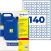 Balení štítků Avery pro náročné použití s obrázkem modrého kanystru a mřížkou štítků „140“?