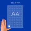 Ruka vedle čtverečkovaného listu formátu A4 označeného 20 × 20 mm s malými čtvercovými políčky?