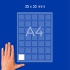 Mřížka na listu A4 ze čtverců o rozměrech 35×35 mm s jedním bílým čtvercem a rukou vlevo dole?