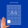Maketa ruky vedle listu A4 s mřížkou 45×45 mm a jedním bílým čtvercem?