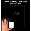 Obrázek ukazuje ruku vedle etiketového rozměrového ukazatele, s rozměry 63,5 x 72 mm, a uvedeným písmenem 'A4'. Pozadí je tmavé, což zdůrazňuje velikost etikety.