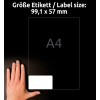 Obrázek zobrazuje ruku umístěnou poblíž specifikace velikosti štítku 99.1 x 57 mm, což označuje velikost štítku. Pozadí je tmavé s jasným znázorněním rozměrů.
