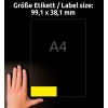 Obrázek ukazuje ruku vedle rozložení štítku s rozměry 99,1 x 38,1 mm, s obrysem papíru formátu A4 v pozadí.