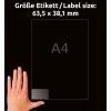 Obrázek ukazuje ruku vedle průhledného štítku s uvedenými rozměry 63,5 x 38,1 mm a štítek je označený 'A4'. Pozadí je černé.